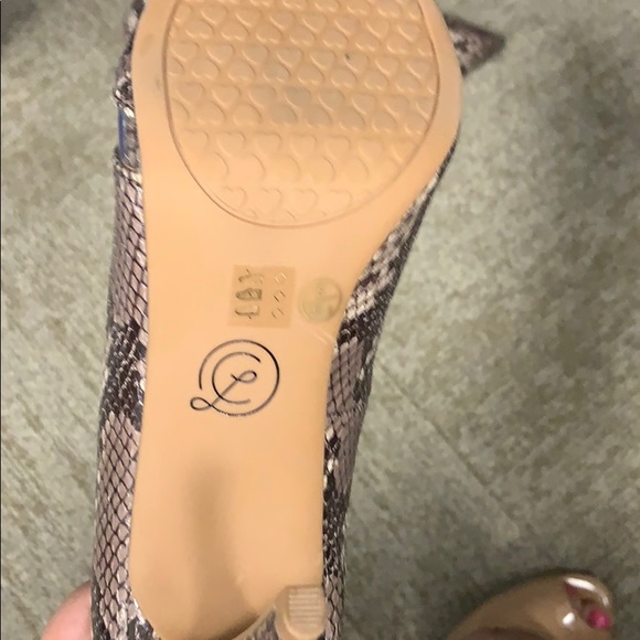 Faux snakeskin shoes in EXCELLENT condition. - Picture 3 of 3